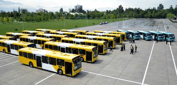 Flota de buses del Transantiago vista desde el aire de color amarillo y verde