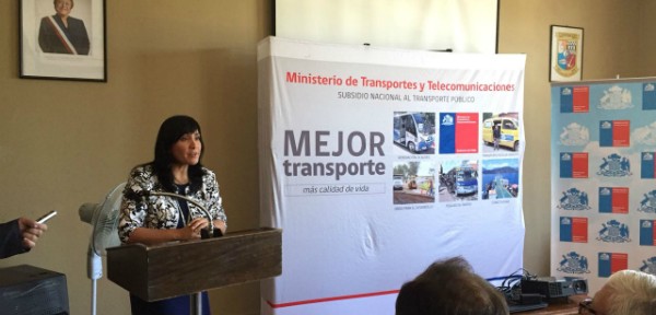 Ministra explicando a vecinos beneficios de las mejoras al transporte