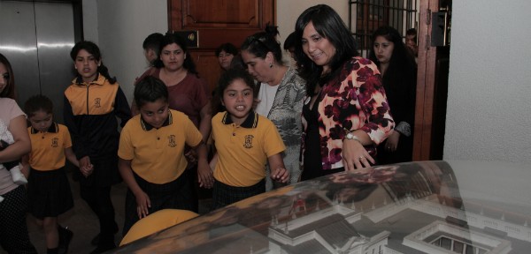 Ministra Paola Tapia junto estudiantes beneficiados