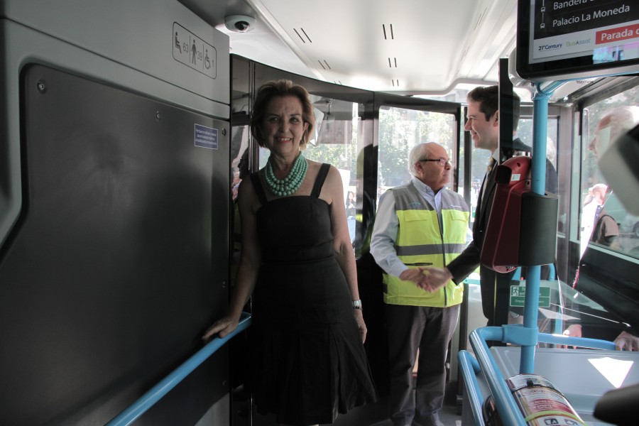Ministra Hutt dentro del bus de dos pisos