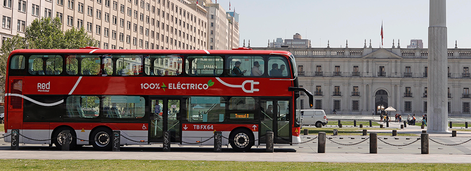 ¡Los buses eléctricos de dos pisos ya circulan por Santiago!